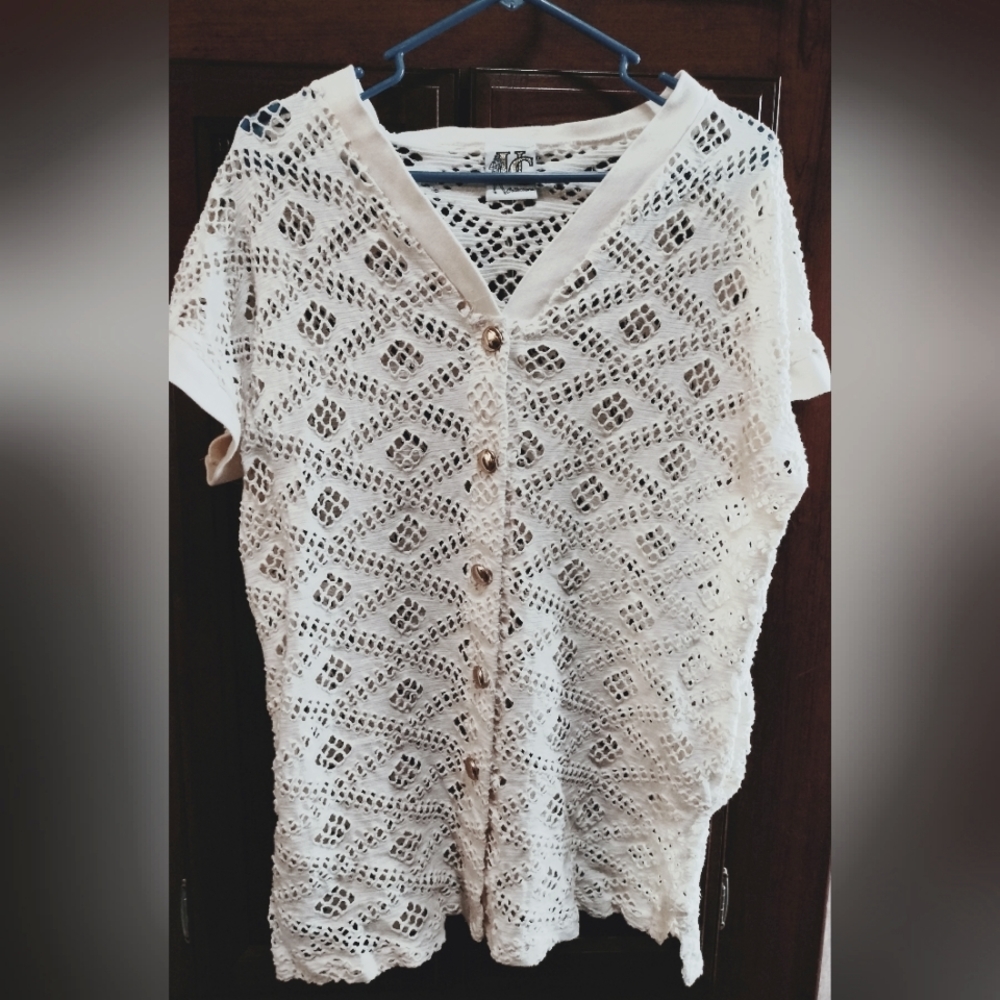 Under Cover Beach Wear. White  Button Up Bathing Suit Cover Up. Sz LG. Womens